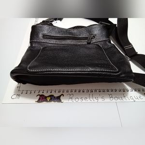 ROOTS canada. Active style leather purse